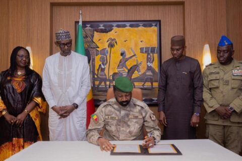 Le colonel Assim Goita (C), chef de la junte malienne, signe la charte Liptako-Gourma samedi.