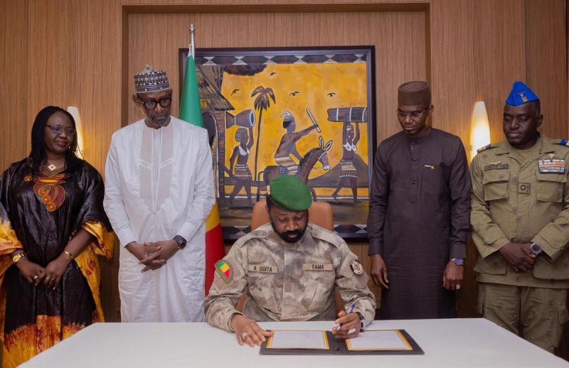 Le colonel Assim Goita (C), chef de la junte malienne, signe la charte Liptako-Gourma samedi. 