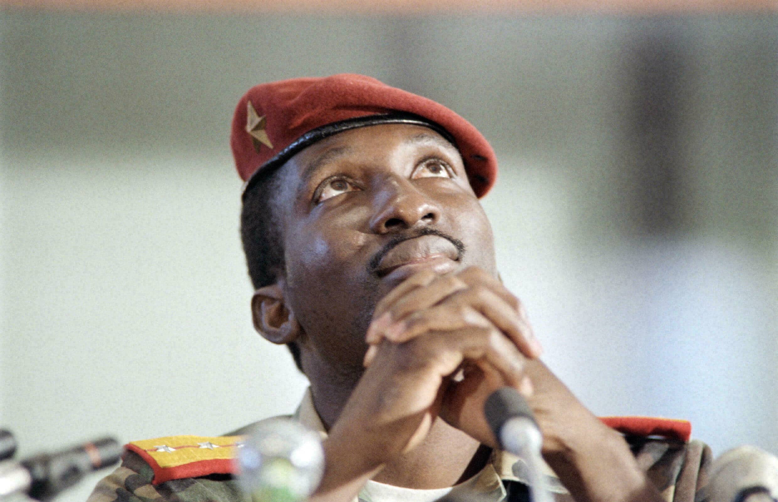 Le capitaine Thomas Sankara, président du Burkina Faso, donne une conférence de presse le 2 septembre 1986, lors d'un sommet à Harare, au Zimbabwe. Dominique Faget, AFP