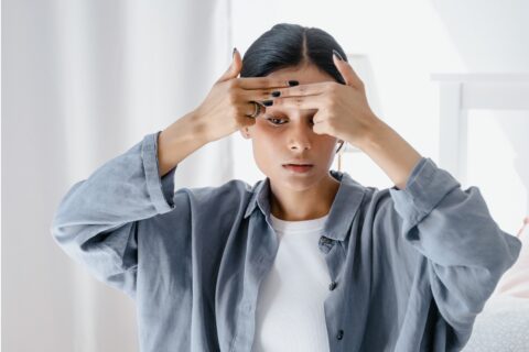 4 façons simples de soulager les maux de tête par l'automassage