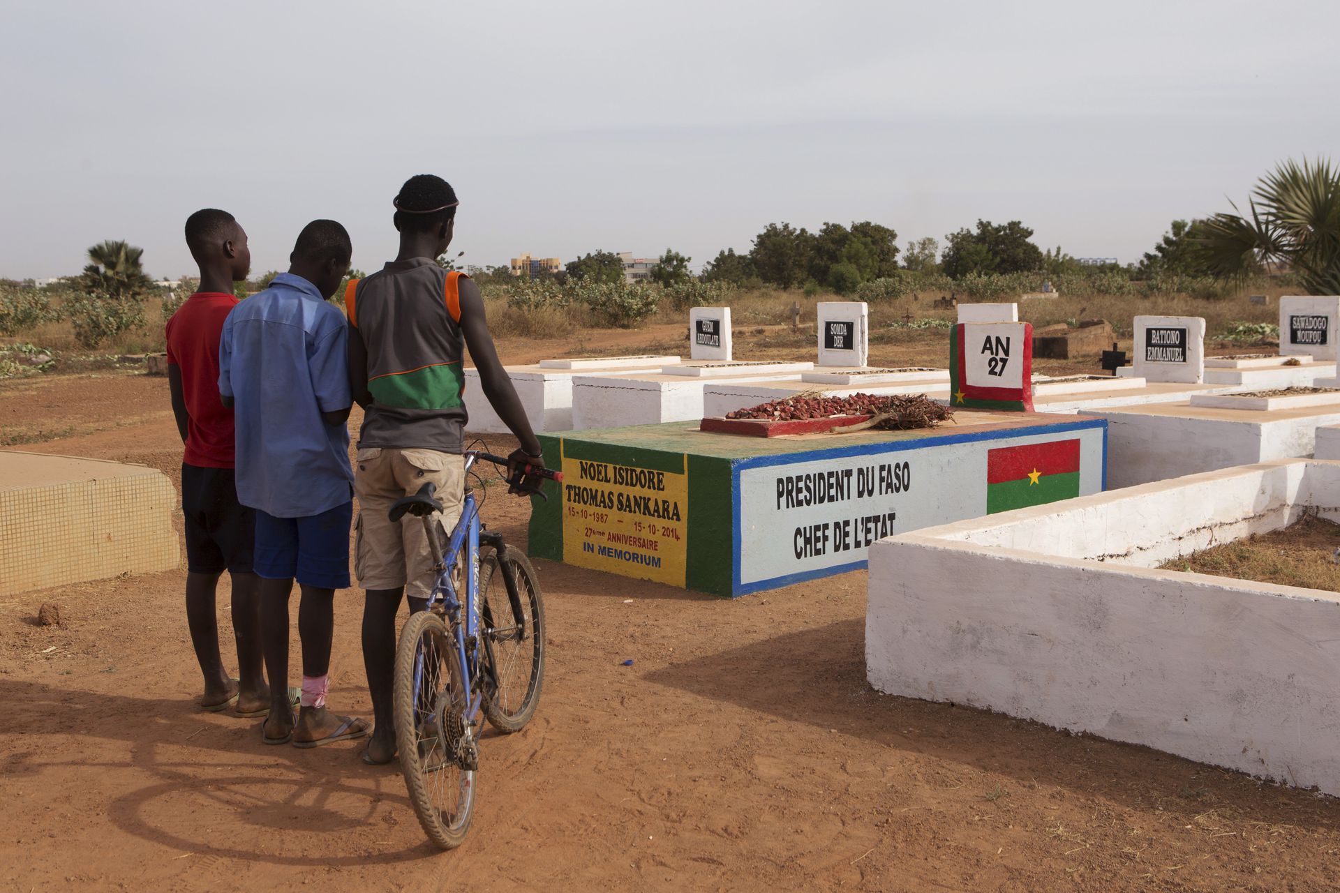 Des garçons se tiennent à côté de la tombe de l'ancien président Thomas Sankara à Ouagadougou, au Burkina Faso