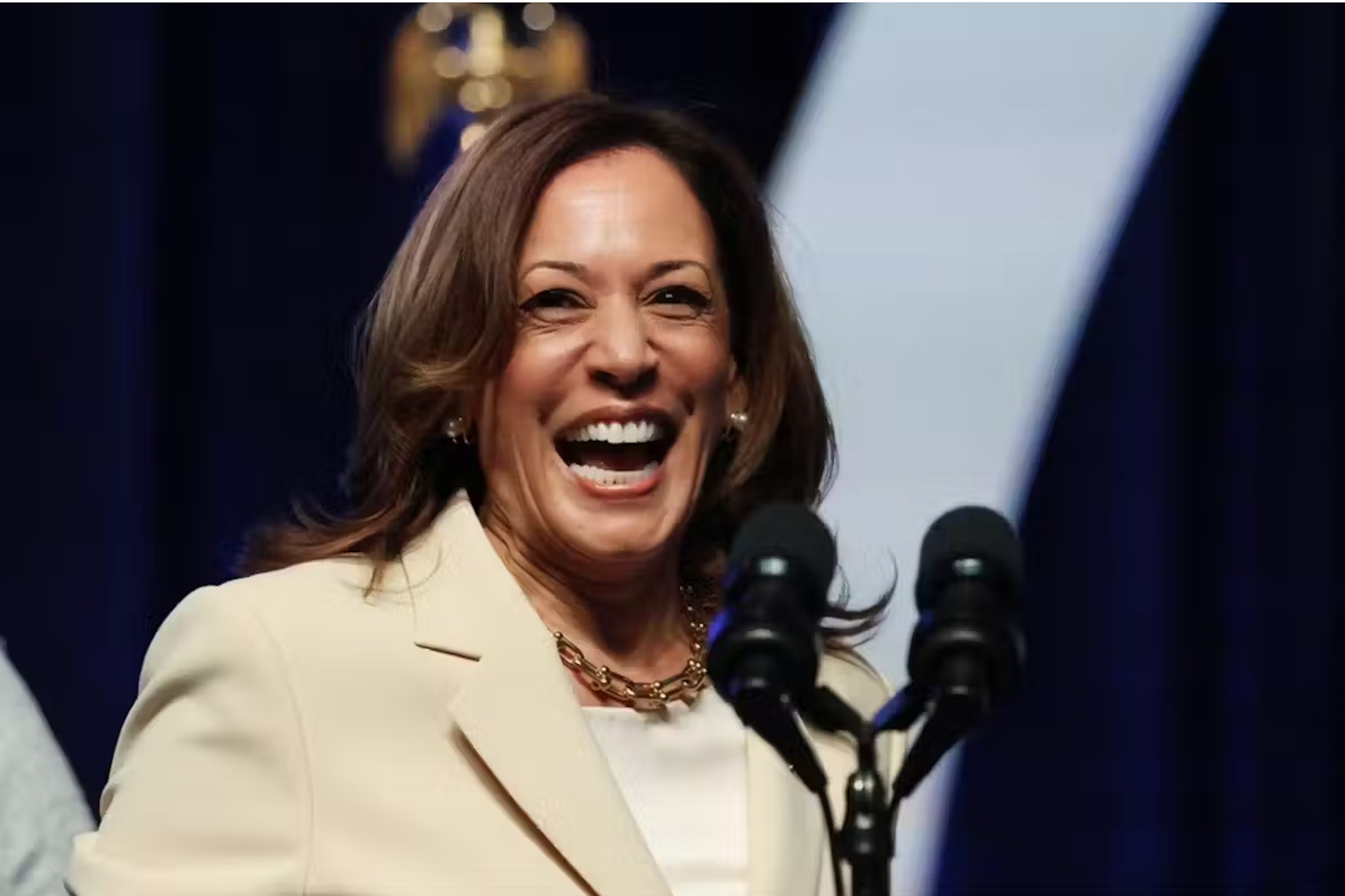 Il est difficile de rire de Kamala Harris, mais beaucoup plus facile de rire avec elle. 