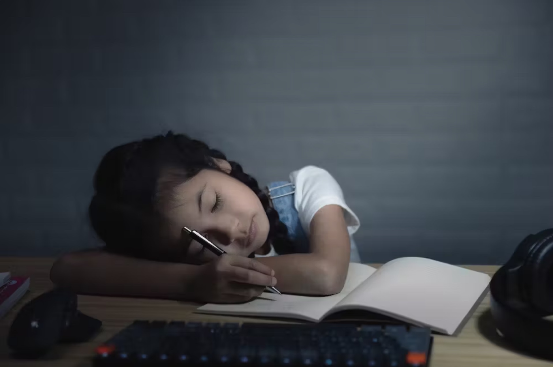 Un mauvais sommeil peut contribuer à une mauvaise santé mentale et à de mauvaises performances scolaires. 