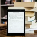 Tablette noire et livres