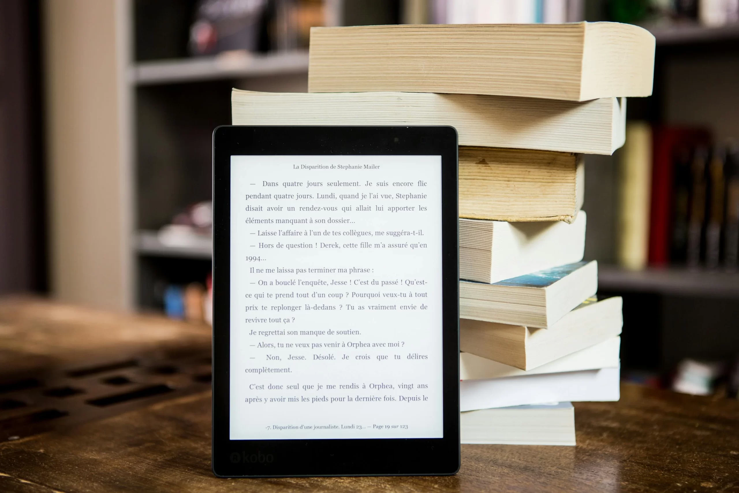 Tablette noire et livres