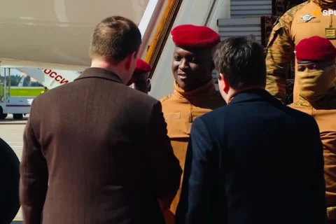 Le président du Burkina Faso, Ibrahim Traore, est arrivé à Moscou, invité par Vladimir Poutine à commémorer le Jour de la Victoire.