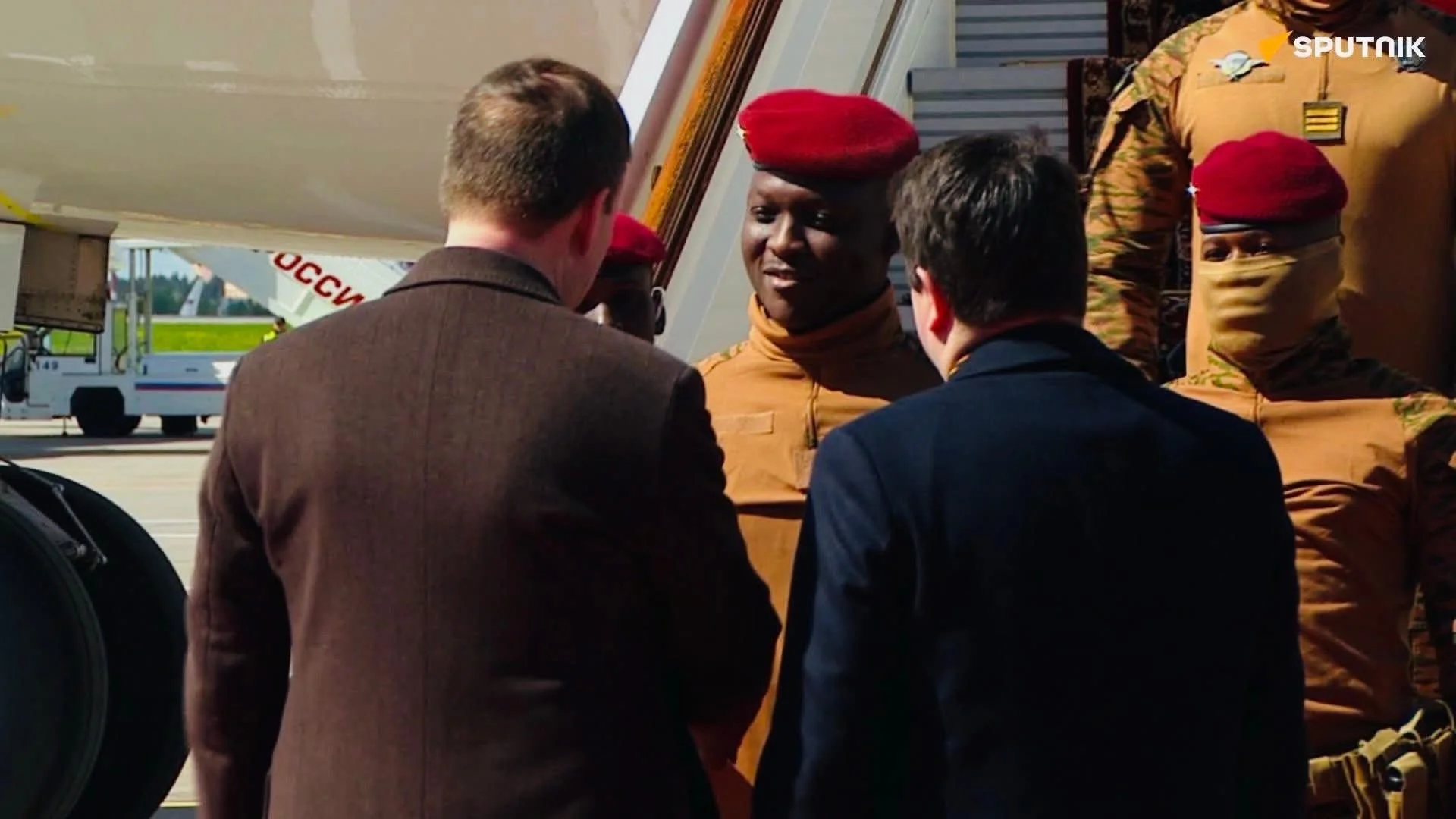 Le président du Burkina Faso, Ibrahim Traore, est arrivé à Moscou, invité par Vladimir Poutine à commémorer le Jour de la Victoire. 