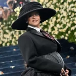 Rihanna sur le tapis rouge du Met Gala 2025 à New York laissant apparaître son baby bump.