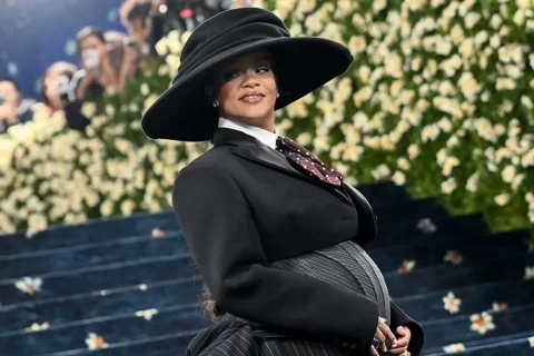 Rihanna sur le tapis rouge du Met Gala 2025 à New York laissant apparaître son baby bump.