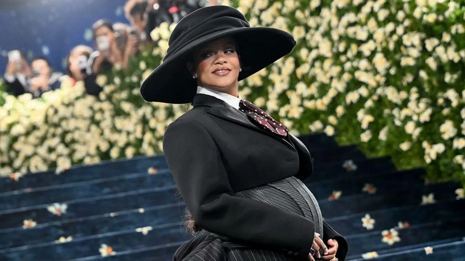 Rihanna sur le tapis rouge du Met Gala 2025 à New York laissant apparaître son baby bump. 