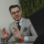 Entrepreneur à succès en costume gris