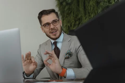 Entrepreneur à succès en costume gris