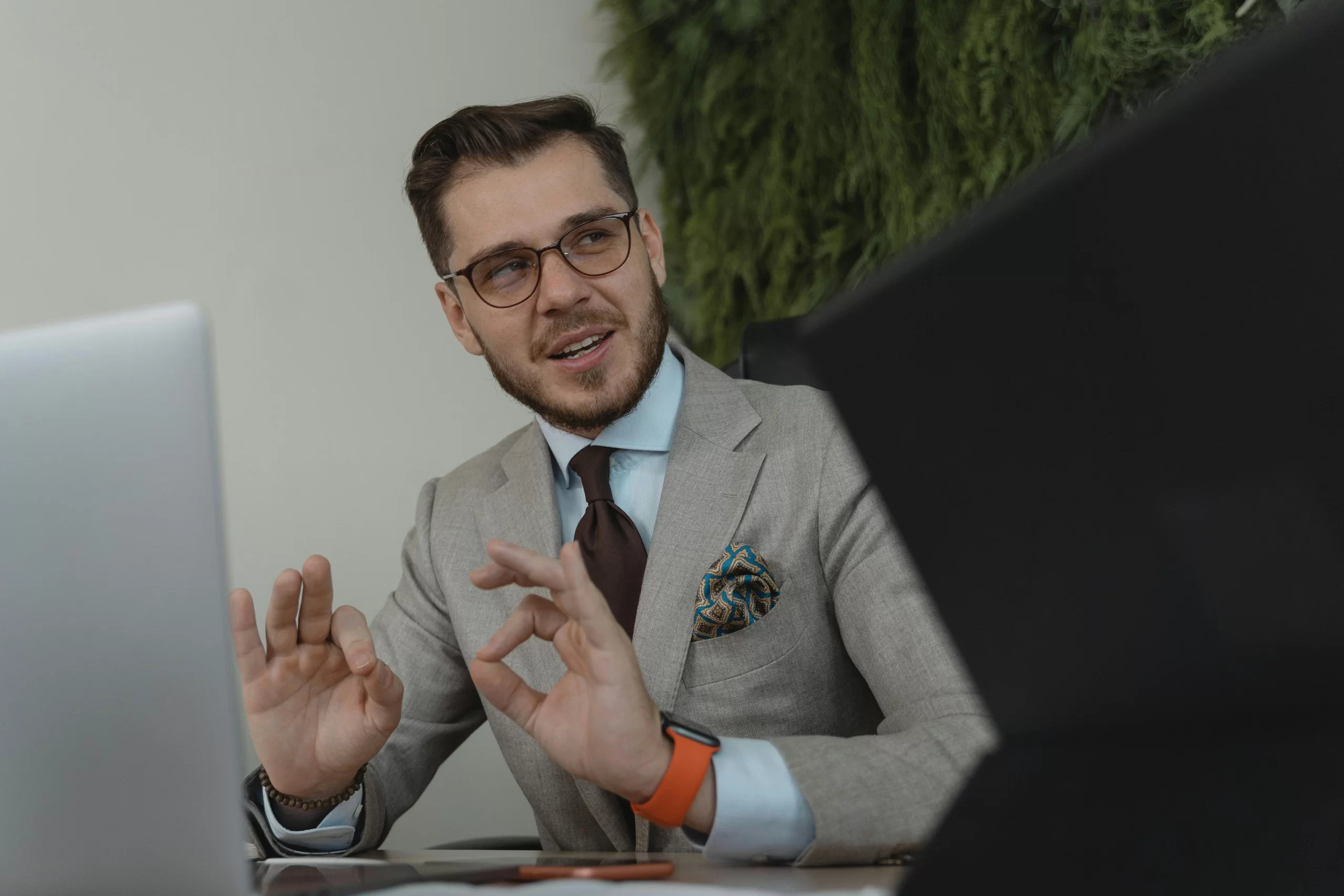 Entrepreneur à succès en costume gris
